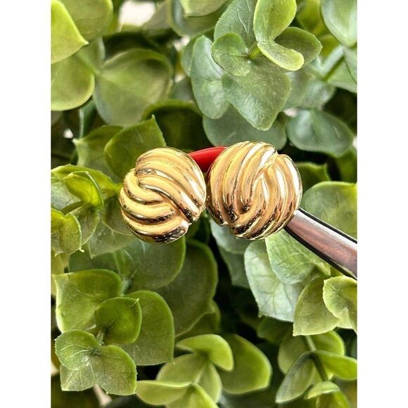 SOLD 14k Gold Scalloped Design Clip Earrings - Picture 6 of 6
